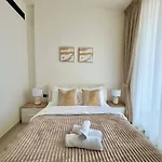 Modern 1Br In Jvc Balcony, Pool & Parking